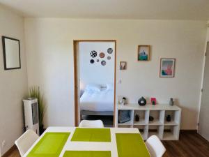 Łóżko lub łóżka w pokoju w obiekcie Appartement Cosy Joué-Les-Tours