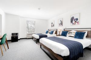 Tempat tidur dalam kamar di CozySuites CWE 2 queen bed suite