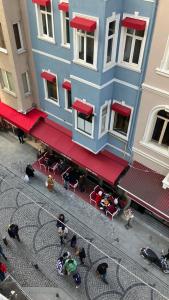 een uitzicht op een gebouw met rode luifels bij Galata Design Hotel in Istanbul