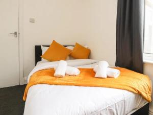 Magenta Melodies, 5 Bedroom House في بلاكبول: سرير عليه حشرتين محشوتين
