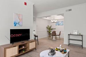 TV a/nebo společenská místnost v ubytování CozySuites Chandler 2BR with 2 pools & Jacuzzi!
