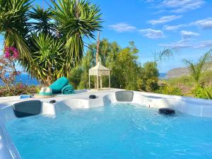 una piscina con cenador en el centro en Casa Calma, Private Paradise with Sea View, en La Orotava
