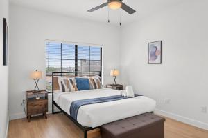 a bedroom with a bed and a ceiling fan at CozySuites Chandler with 2 pools, jacuzzi, arcade! in Chandler +32 photos