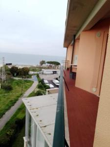 balcone di un edificio con vista su una strada di La casa di Alba ad Alba Adriatica