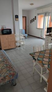 un soggiorno con tavolo e sedie e una camera di La casa di Alba ad Alba Adriatica