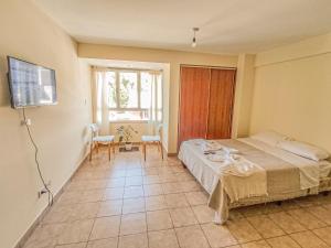 een slaapkamer met een bed, een tafel en een raam bij Monoambiente Elegante y Economico in San Salvador de Jujuy