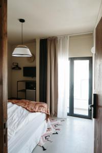 1 dormitorio con cama y ventana grande en Rooftop Guesthouse Alvor en Alvor