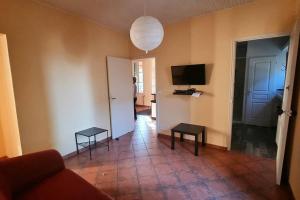 ein Wohnzimmer mit Couch und Flachbildfernseher in der Unterkunft Maison de campagne vue Étang de Thau ! in Frontignan