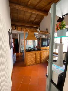 a kitchen with a microwave and a counter top at Appartamento chic Riomaggiore 5 Terre in Riomaggiore