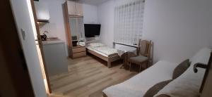 TV a/nebo společenská místnost v ubytování Pokoje Łukasz