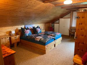 een slaapkamer met een bed in een blokhut bij Haus Silverfern in Förolach