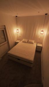 um quarto com uma cama com duas luzes em Monsanto Central Park em Lisboa