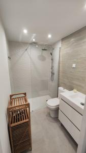 La salle de bains est pourvue d'une douche, de toilettes et d'un lavabo. dans l'établissement Monsanto Central Park, à Lisbonne