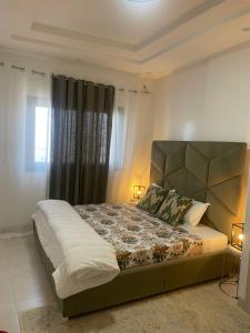 sypialnia z dużym łóżkiem i oknem w obiekcie Go to the top w mieście Dakar