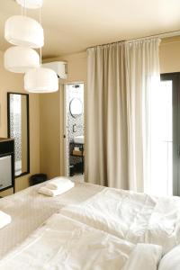 Un pat sau paturi într-o cameră la Rooftop Guesthouse Alvor
