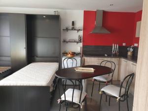 a small kitchen with a table and chairs in it at Superbe appartement avec vue sur lac et montagnes - Station de ski 10 min in Chorges