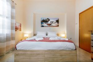 A bed or beds in a room at Eddy's Apartment