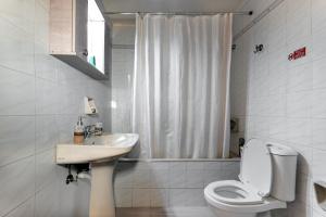 A bathroom at Eddy's Apartment