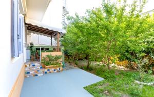 A garden outside Eddy's Apartment