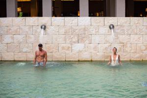 dos personas de pie en el agua en una piscina en Paradisus La Perla - Adults Only - Riviera Maya - All Inclusive en Playa del Carmen