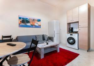 A kitchen or kitchenette at Eddy's Apartment