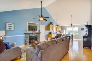 un soggiorno con divani e camino di Cozy Cottage in Taylorsville Hot Tub and Lake Views a Taylorsville