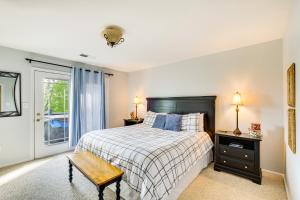 una camera da letto con un letto, un tavolo e una finestra di Cozy Cottage in Taylorsville Hot Tub and Lake Views a Taylorsville