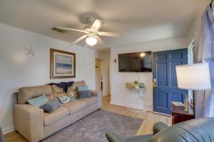 sala de estar con sofá y ventilador de techo en Pet-Friendly Retreat in Gulfport Less Than 1 Mi to Beach!, en Gulfport