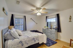 1 dormitorio con 1 cama, vestidor y ventilador de techo en Pet-Friendly Retreat in Gulfport Less Than 1 Mi to Beach!, en Gulfport