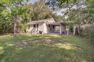 una pequeña casa blanca con patio en Pet-Friendly Retreat in Gulfport Less Than 1 Mi to Beach!, en Gulfport