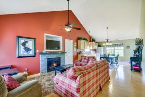 Zona de estar de Taylorsville Cottage with Hot Tub and Lake Access!
