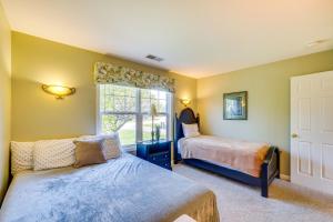 Katil atau katil-katil dalam bilik di Lake-View Kentucky Getaway with Resort Amenities!