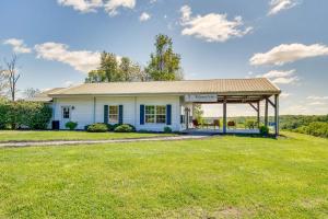 Jardín al aire libre en Taylorsville Cottage with Hot Tub and Lake Access!