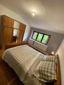 um quarto com uma cama e uma janela em Appartement de 100 mc avec vue panoramique à 50 mn de Strasbourg. em Senones