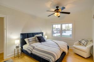 1 dormitorio con 1 cama y ventilador de techo en Indiana Vacation Rental - Walk to Syracuse Lake!, en Syracuse