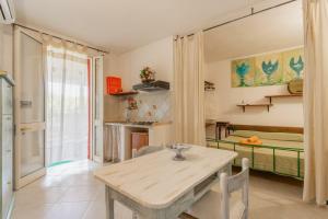 ein Esszimmer mit einem Tisch und einem Bett in der Unterkunft Casato Calabrese in Nardò