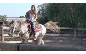 Una donna che cavalca su un cavallo bianco di Casato Calabrese a Nardò
