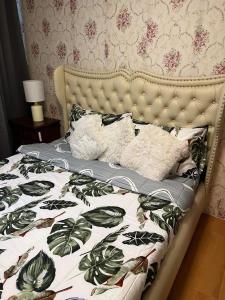 una cama con dos animales de peluche sentados en ella en Seawind Condominiums Tower 1,3,4,5 en Dávao