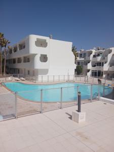 een zwembad voor sommige appartementsgebouwen bij Casa mary in Costa de Antigua