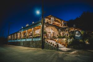 a building with a street light in front of it at Limeri Traditional Guest House in Monólithos