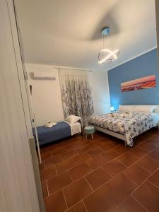 - une chambre avec deux lits et un plafond dans l'établissement Marea affittacamere, à Porto Empedocle
