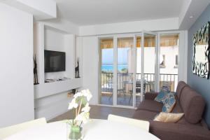 TV a/nebo společenská místnost v ubytování Centru Appart lumineux vue mer 5 min à pied de la plage et du centre