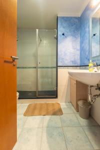 a bathroom with a glass shower and a sink at Apartament Granollers Up Live I in Granollers