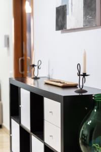 a black counter with a vase on top of it at Apartament Granollers Up Live I in Granollers