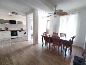uma cozinha e sala de jantar com mesa e cadeiras em La Casa Rosa em Opoul-Périllos