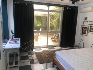 um quarto com uma cama e uma porta de vidro deslizante em Casa Simba B&B Adults Only em Estepona