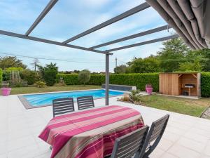a patio with a table and chairs and a swimming pool at Maison à Mimizan avec piscine, 4 personnes, proche lac, activités à proximité - FR-1-50-102 in Mimizan