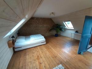 a bedroom with a bed in a attic at Ker Yaël – Maison familiale avec grand jardin à 5min de la plage Saint Jean du doigt in Saint-Jean-du-Doigt