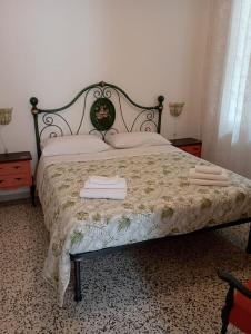 Una cama o camas en una habitación de Ca' du Cardelin la casa nell'orto