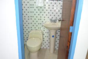 un bagno con un water e un lavandino di Hostal Bosque de Niebla a Salento